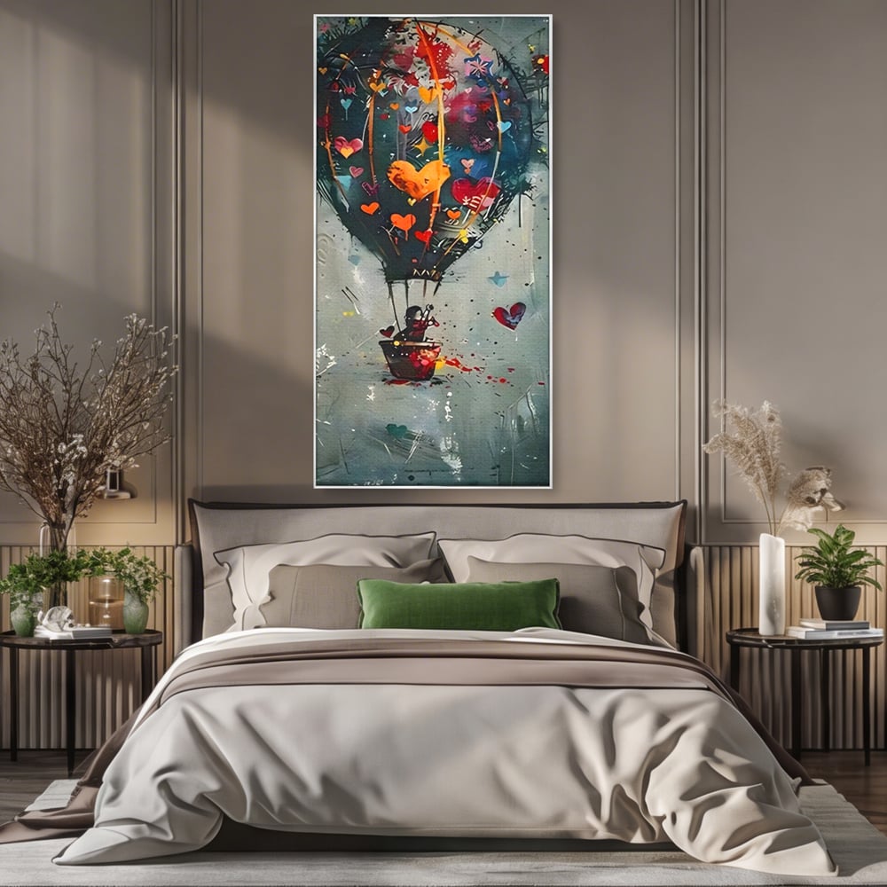 Tablou canvas cu tablou canvas cu balon cu aer cald si inimi, in rama de aluminiu argintiu, pe perete intr-un dormitor